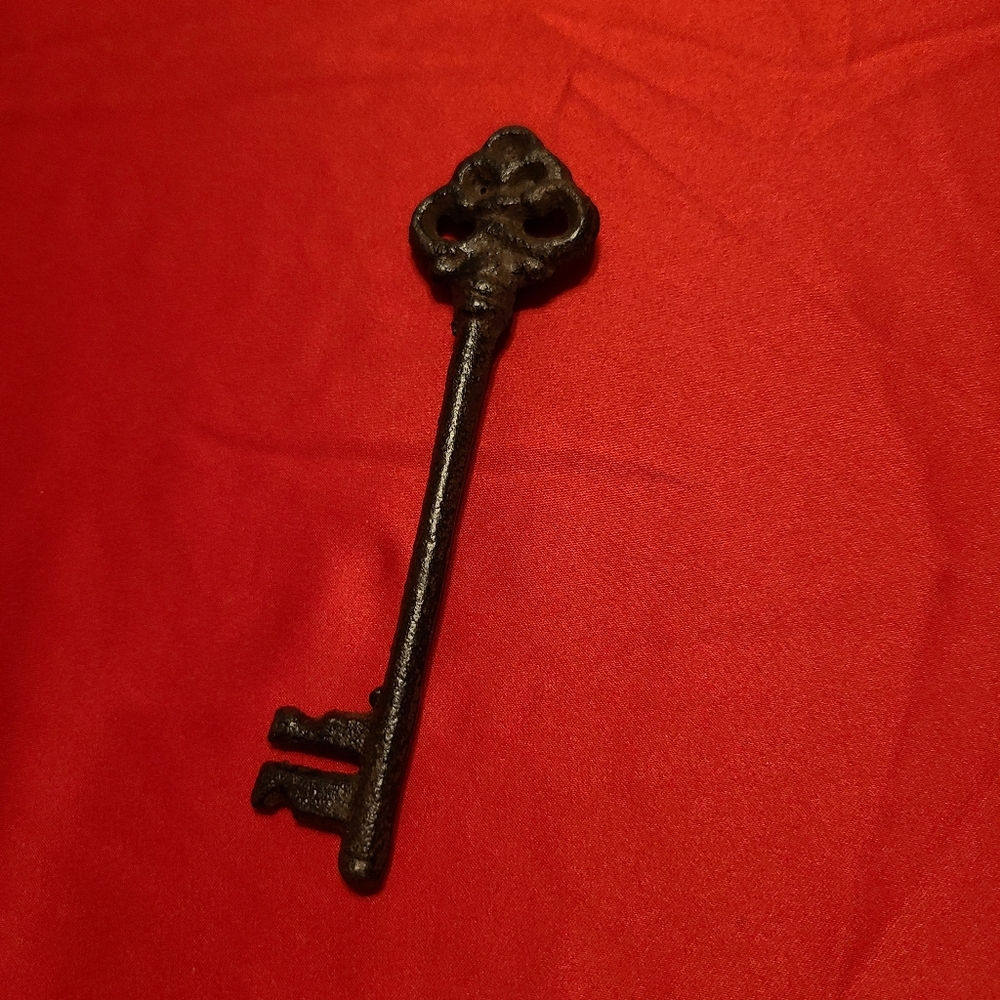 Large Vintage Key - Picture 8 of 14